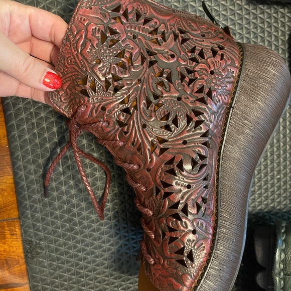 Shoes - Picture 4 of 5